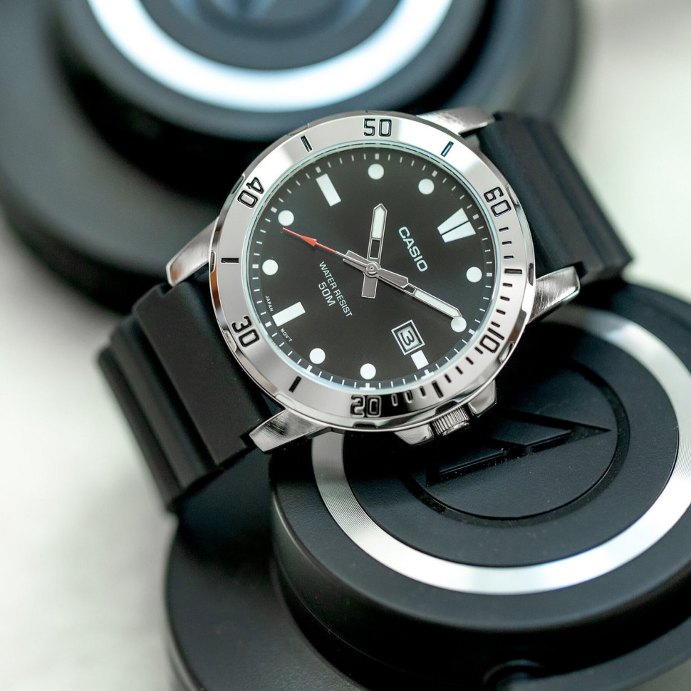 Чоловічий годинник Casio MTP-VD01-1E