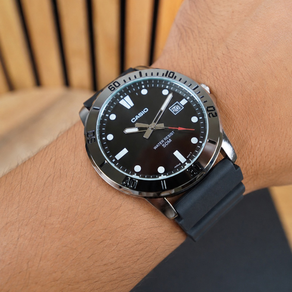 Чоловічий годинник Casio MTP-VD01-1E